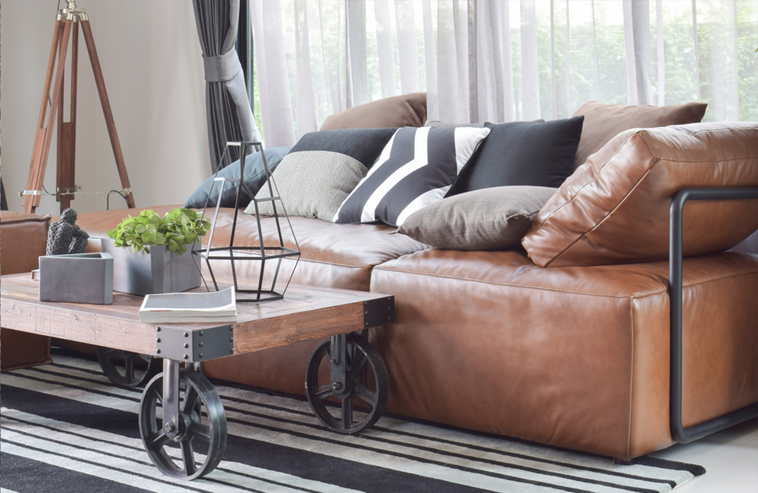 چرم، یکی از پارچه های رومبلی بسیار مجلل به شمار میرود.