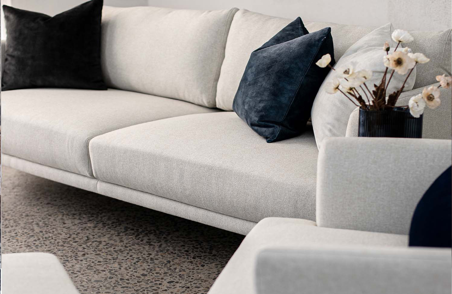 پارچه مبلی پلی استر، انتخابی عالی برای خانواده هاییست که کودک خردسال دارند.