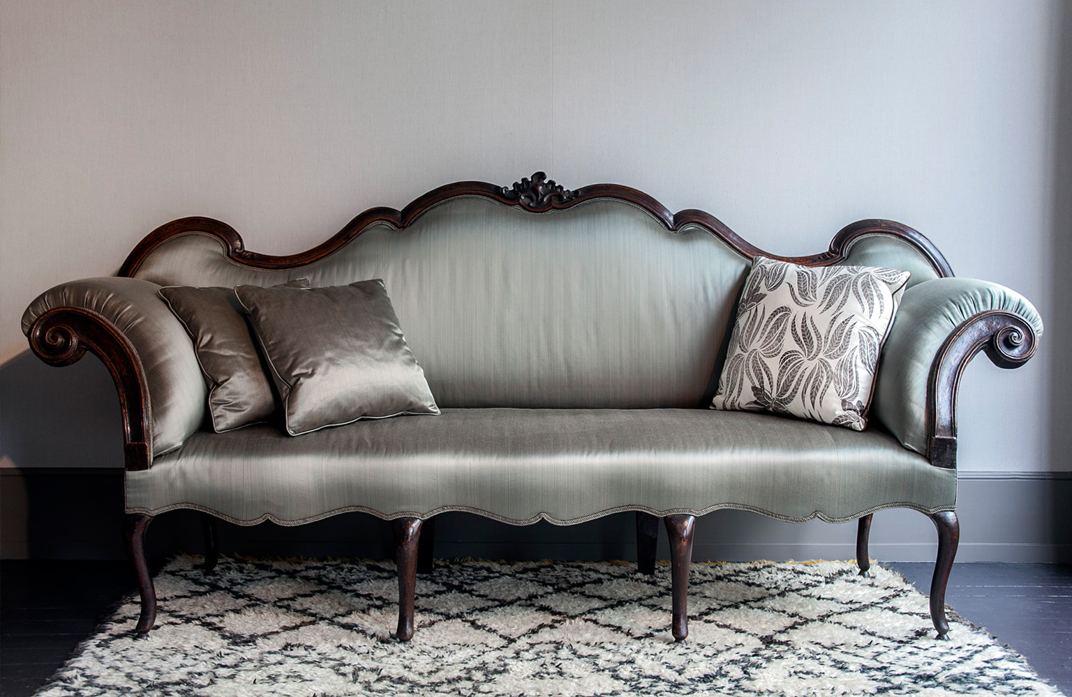 پارچه رومبلی ابریشم به نسبت بقیه گزینه ها گرانتر میباشد.